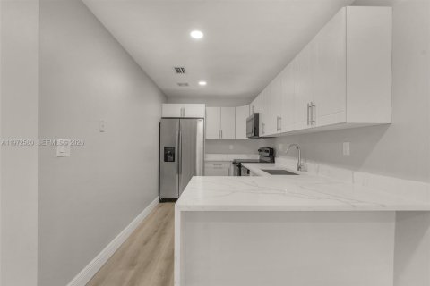 Снять в аренду квартиру в Корал-Спрингс, Флорида 2 спальни, 68.75м2, № 2033860 - фото 8