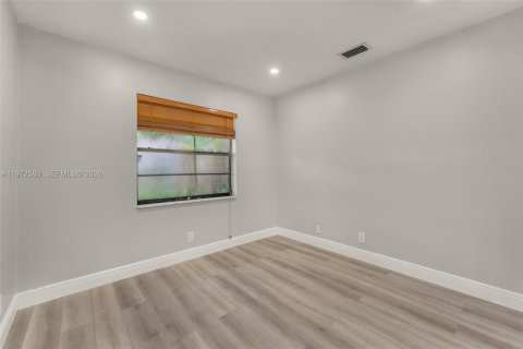 Снять в аренду квартиру в Корал-Спрингс, Флорида 2 спальни, 68.75м2, № 2033860 - фото 23