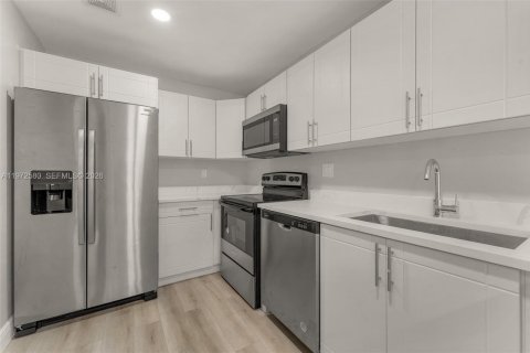 Снять в аренду квартиру в Корал-Спрингс, Флорида 2 спальни, 68.75м2, № 2033860 - фото 11