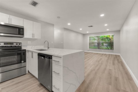 Квартира в Корал-Спрингс, Флорида 2 спальни, 68.75м2 № 2033860