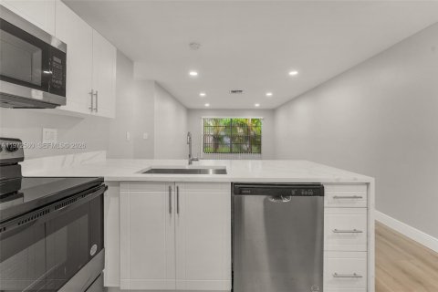 Снять в аренду квартиру в Корал-Спрингс, Флорида 2 спальни, 68.75м2, № 2033860 - фото 12