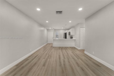 Снять в аренду квартиру в Корал-Спрингс, Флорида 2 спальни, 68.75м2, № 2033860 - фото 4