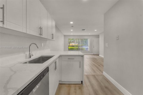 Снять в аренду квартиру в Корал-Спрингс, Флорида 2 спальни, 68.75м2, № 2033860 - фото 6