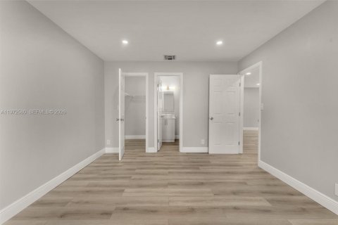 Снять в аренду квартиру в Корал-Спрингс, Флорида 2 спальни, 68.75м2, № 2033860 - фото 14