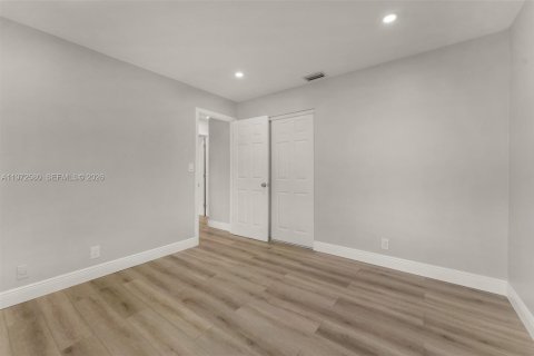 Снять в аренду квартиру в Корал-Спрингс, Флорида 2 спальни, 68.75м2, № 2033860 - фото 20