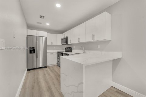 Снять в аренду квартиру в Корал-Спрингс, Флорида 2 спальни, 68.75м2, № 2033860 - фото 9