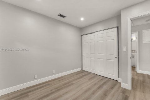 Снять в аренду квартиру в Корал-Спрингс, Флорида 2 спальни, 68.75м2, № 2033860 - фото 17