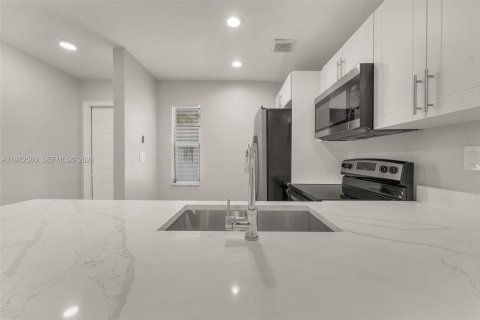 Снять в аренду квартиру в Корал-Спрингс, Флорида 2 спальни, 68.75м2, № 2033860 - фото 13