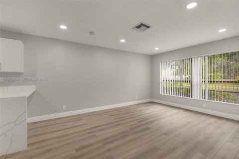 Снять в аренду квартиру в Корал-Спрингс, Флорида 2 спальни, 68.75м2, № 2033860 - фото 26