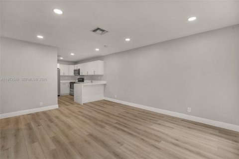 Снять в аренду квартиру в Корал-Спрингс, Флорида 2 спальни, 68.75м2, № 2033860 - фото 5