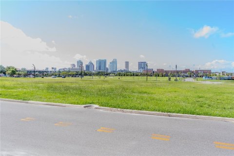 Casa en venta en Tampa, Florida, 5 dormitorios, 146.41 m2 № 1838386 - foto 13