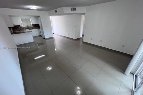 Condominio en alquiler en Hialeah, Florida, 2 dormitorios, 92.72 m2 № 2031278 - foto 4