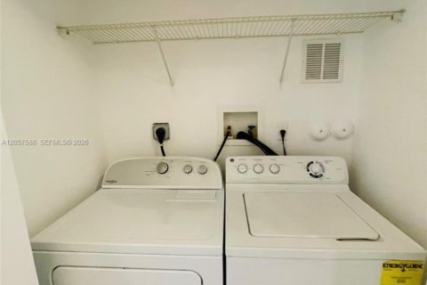 Condo in Doral, Florida, 3 bedrooms № 2261608 - photo 16