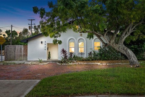 House in Saint Petersburg, Florida 3 bedrooms, 110.18 sq.m. № 1914944 - photo 1