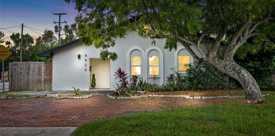 House in Saint Petersburg, Florida 3 bedrooms, 110.18 sq.m. № 1914944