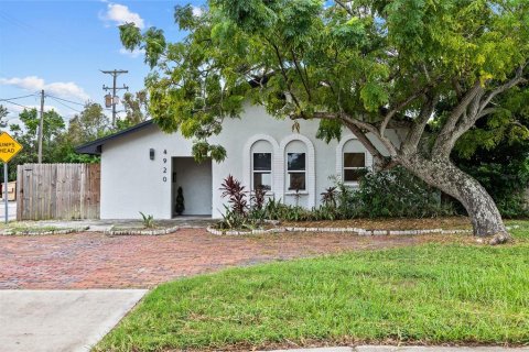 House in Saint Petersburg, Florida 3 bedrooms, 110.18 sq.m. № 1914944 - photo 2