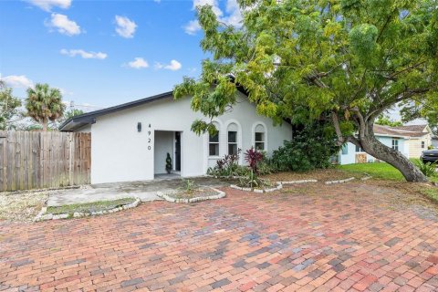 House in Saint Petersburg, Florida 3 bedrooms, 110.18 sq.m. № 1914944 - photo 3
