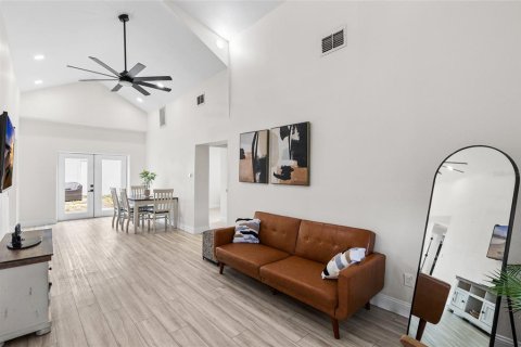 House in Saint Petersburg, Florida 3 bedrooms, 110.18 sq.m. № 1914944 - photo 5