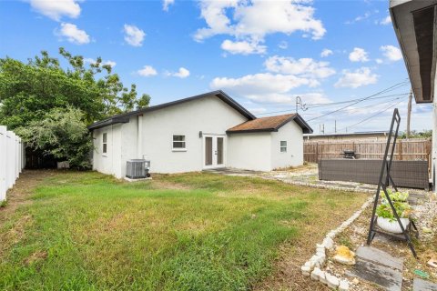 House in Saint Petersburg, Florida 3 bedrooms, 110.18 sq.m. № 1914944 - photo 30