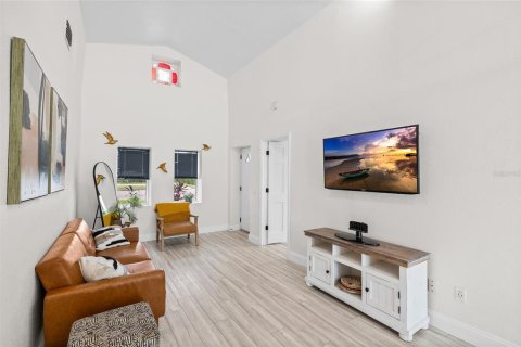 House in Saint Petersburg, Florida 3 bedrooms, 110.18 sq.m. № 1914944 - photo 7