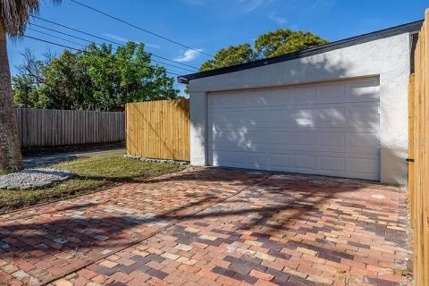 House in Saint Petersburg, Florida 3 bedrooms, 110.18 sq.m. № 1914944 - photo 28