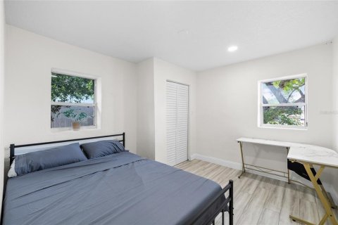 House in Saint Petersburg, Florida 3 bedrooms, 110.18 sq.m. № 1914944 - photo 17