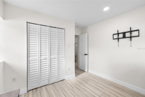 House in Saint Petersburg, Florida 3 bedrooms, 110.18 sq.m. № 1914944 - photo 16