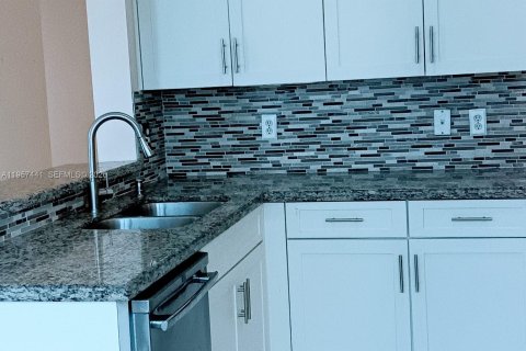 House in Miramar, Florida 3 bedrooms, 174.75 sq.m. № 2011329 - photo 17