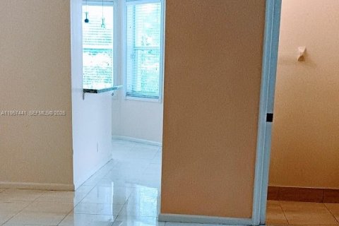 House in Miramar, Florida 3 bedrooms, 174.75 sq.m. № 2011329 - photo 18