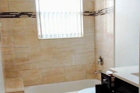 House in Miramar, Florida 3 bedrooms, 174.75 sq.m. № 2011329 - photo 10