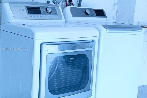 House in Miramar, Florida 3 bedrooms, 174.75 sq.m. № 2011329 - photo 20