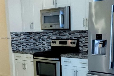 House in Miramar, Florida 3 bedrooms, 174.75 sq.m. № 2011329 - photo 15