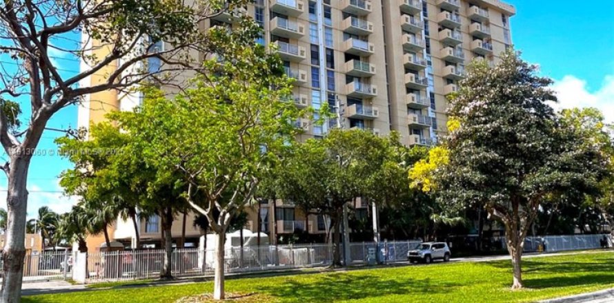 Condo à North Miami, Floride, 1 chambre № 1960016