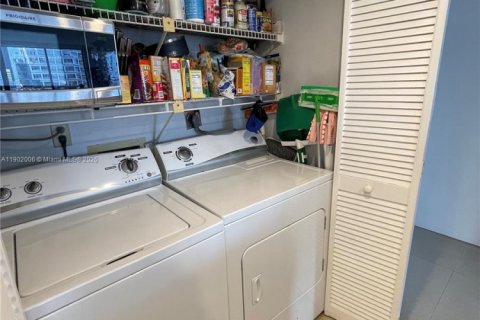 Condo in Miami, Florida, 2 bedrooms  № 1953715 - photo 28