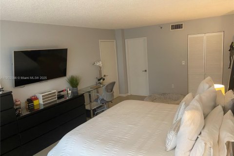 Condo in Miami, Florida, 2 bedrooms  № 1953715 - photo 19