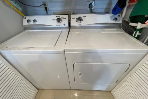 Condo in Miami, Florida, 2 bedrooms  № 1953715 - photo 29