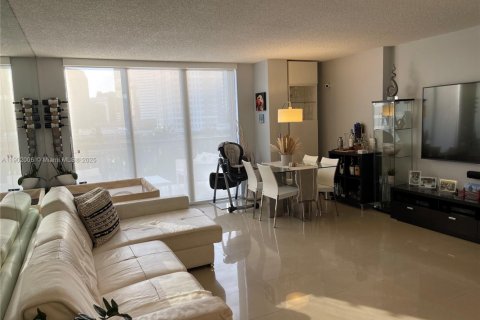 Condo in Miami, Florida, 2 bedrooms  № 1953715 - photo 8