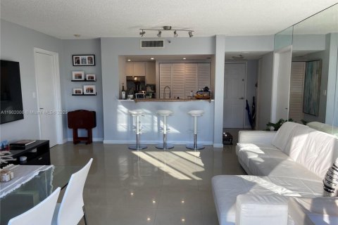 Condo in Miami, Florida, 2 bedrooms  № 1953715 - photo 13