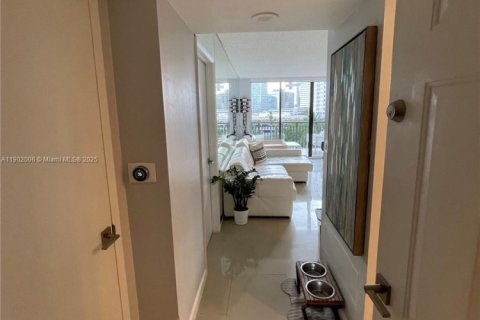 Condo in Miami, Florida, 2 bedrooms  № 1953715 - photo 5