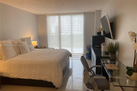 Condo in Miami, Florida, 2 bedrooms  № 1953715 - photo 15