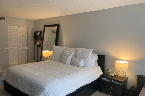 Condo in Miami, Florida, 2 bedrooms  № 1953715 - photo 17