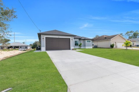 House in Lehigh Acres, Florida 3 bedrooms, 142.23 sq.m. № 2003253 - photo 2