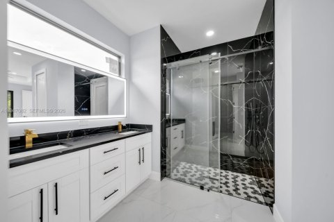 House in Lehigh Acres, Florida 3 bedrooms, 142.23 sq.m. № 2003253 - photo 16