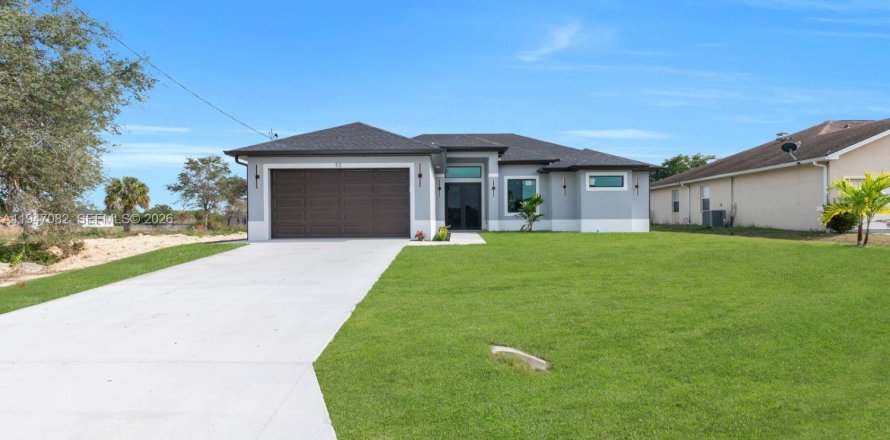 House in Lehigh Acres, Florida 3 bedrooms, 142.23 sq.m. № 2003253