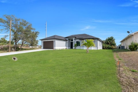 House in Lehigh Acres, Florida 3 bedrooms, 142.23 sq.m. № 2003253 - photo 3