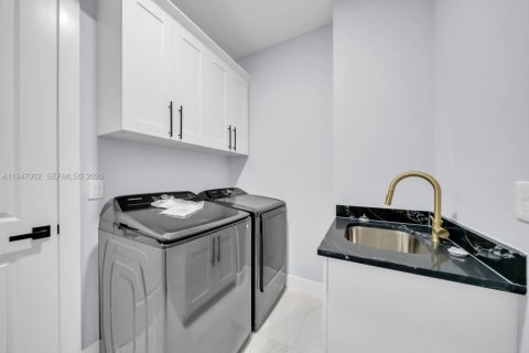 House in Lehigh Acres, Florida 3 bedrooms, 142.23 sq.m. № 2003253 - photo 29