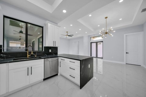 House in Lehigh Acres, Florida 3 bedrooms, 142.23 sq.m. № 2003253 - photo 9