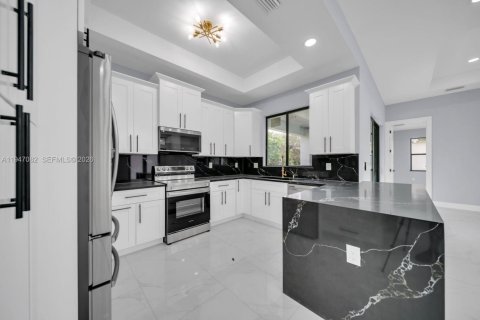 House in Lehigh Acres, Florida 3 bedrooms, 142.23 sq.m. № 2003253 - photo 8