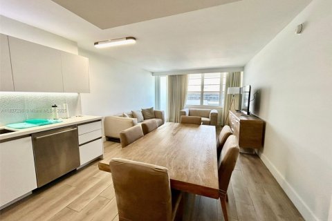Condominio en alquiler en Miami Beach, Florida, 2 dormitorios, 104.98 m2 № 1938482 - foto 2