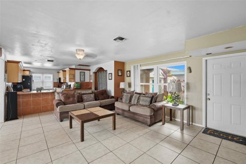 Casa en venta en Cape Coral, Florida, 4 dormitorios, 184.88 m2 № 1914348 - foto 15